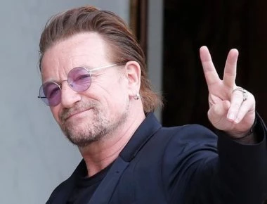 Ο Μπόνο έκανε ναζιστικό χαιρετισμό σε συναυλία των U2 στο Παρίσι (βίντεο)